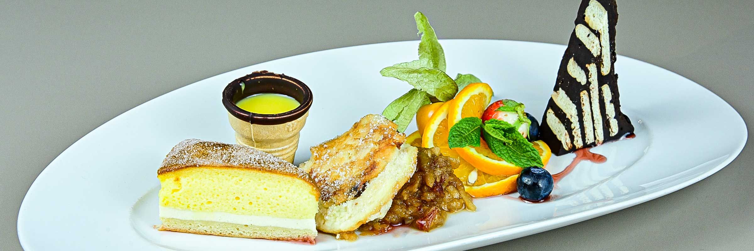 Sächsische Dessertkomposition mit kaltem Hund, Eierschecke, Quarkkeulchen mit Apfelkompott und einem Eierlikör