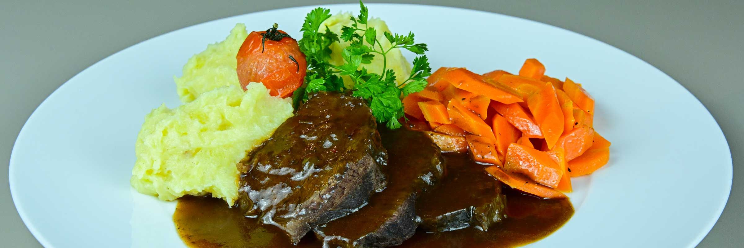 Geschmorte Rinderbäckchen, Vanillemöhren und Kartoffeltürmchen